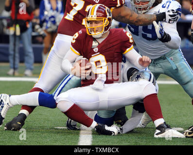 Washington Redskins Rex Grossman erhält sacked durch Dallas Cowboys Gerald Sensabaugh während der ersten Hälfte des NFL Spiel Dezember 19, 2010 in Arlington, Texas. UPI/Ian Halperin Stockfoto