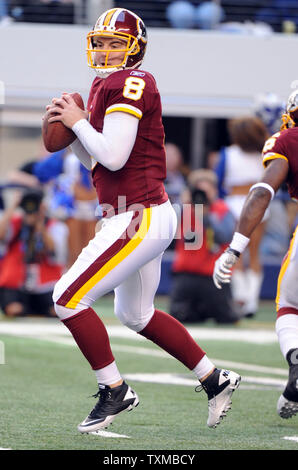 Washington Redskins Rex Grossman sieht gegen die Dallas Cowboys in der ersten Hälfte ihrer NFL Spiel Dezember 19, 2010 in Arlington, Texas zu werfen. UPI/Ian Halperin Stockfoto
