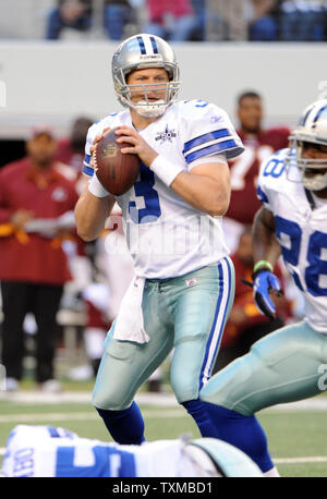 Dallas Cowboys Jon Kitna sieht gegen die Washington Redskins in der ersten Hälfte ihrer NFL Spiel Dezember 19, 2010 in Arlington, Texas zu werfen. UPI/Ian Halperin Stockfoto