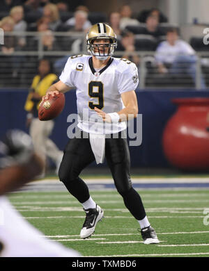 New Orleans Saints Quarterback Drew Brees kriecht gegen die Dallas Cowboys in der ersten Hälfte ihrer NFL Spiel November 25, 2010 in Arlington, Texas. UPI/Ian Halperin Stockfoto