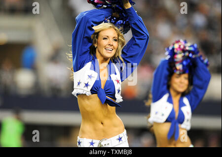 Die Dallas Cowboys Cheerleaders während einer Pause in der Aktion, wie die Cowboys host die Chicago Bears an Cowboys Stadium in Arlington, Texas am 1. Oktober 2012. UPI/Michael Prengler Stockfoto