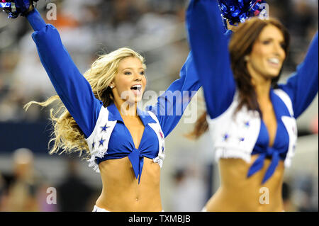 Die Dallas Cowboys Cheerleaders während einer Pause in der Aktion, wie die Cowboys host die Chicago Bears an Cowboys Stadium in Arlington, Texas am 1. Oktober 2012. UPI/Michael Prengler Stockfoto