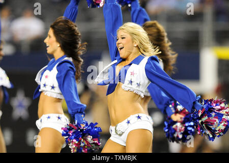 Die Dallas Cowboys Cheerleaders während einer Pause in der Aktion, wie die Cowboys host die Chicago Bears an Cowboys Stadium in Arlington, Texas am 1. Oktober 2012. UPI/Michael Prengler Stockfoto