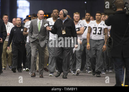 Oregon Ducks Head Coach Mark Helfrich interviewt wird, als ihm und seinem Team für die Medien Tag für die 2015 NCAA Fußball-Meisterschaft, in Dallas, Texas, am 10. Januar 2015 vor. Oregon wird gegen die Ohio State Buckeyes in der nationalen Meisterschaft Spiel am Montag. Foto von Kevin Dietsch/UPI Stockfoto