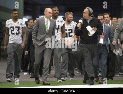 Oregon Ducks Head Coach Mark Helfrich interviewt wird, als ihm und seinem Team für die Medien Tag für die 2015 NCAA Fußball-Meisterschaft, in Dallas, Texas, am 10. Januar 2015 vor. Oregon wird gegen die Ohio State Buckeyes in der nationalen Meisterschaft Spiel am Montag. Foto von Kevin Dietsch/UPI Stockfoto