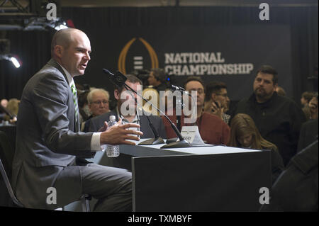 Oregon Ducks Head Coach Mark Helfrich beantwortet Fragen während Medien Tag für die 2015 NCAA Fußball-Meisterschaft, in Dallas, Texas, am 10. Januar 2015. Oregon wird gegen die Ohio State Buckeyes in der nationalen Meisterschaft Spiel am Montag. Foto von Kevin Dietsch/UPI Stockfoto