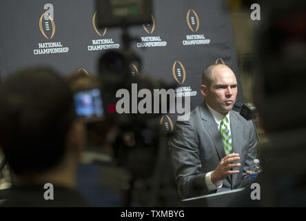 Oregon Ducks Head Coach Mark Helfrich beantwortet Fragen während Medien Tag für die 2015 NCAA Fußball-Meisterschaft, in Dallas, Texas, am 10. Januar 2015. Oregon wird gegen die Ohio State Buckeyes in der nationalen Meisterschaft Spiel am Montag. Foto von Kevin Dietsch/UPI Stockfoto