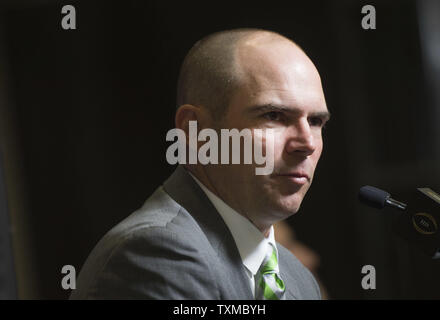 Oregon Ducks Head Coach Mark Helfrich beantwortet Fragen während Medien Tag für die 2015 NCAA Fußball-Meisterschaft, in Dallas, Texas, am 10. Januar 2015. Oregon wird gegen die Ohio State Buckeyes in der nationalen Meisterschaft Spiel am Montag. Foto von Kevin Dietsch/UPI Stockfoto