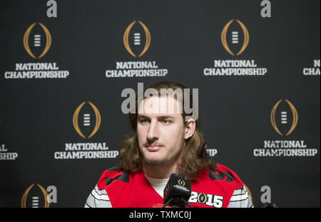 Ohio State Buckeyes defensive lineman Joey Bosa beantwortet Fragen während Medien Tag für die 2015 NCAA Fußball-Meisterschaft, in Dallas, Texas, am 10. Januar 2015. Ohio Zustand wird gegen die Oregon Ducks in der nationalen Meisterschaft Spiel am Montag. Foto von Kevin Dietsch/UPI Stockfoto