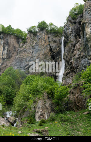 Vertikale Ansicht des Mattbachfall Wasserfall in üppigen, grünen Wald und Berge im Weisstannental in den Schweizer Alpen in der Nähe von sargans Stockfoto