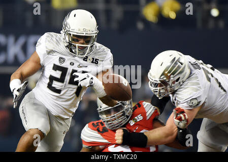 Oregon Enten Thomas Tyner ungeschickte Versuche den Fußball aber wieder in seine eigenen Fumble in der ersten Hälfte gegen die Ohio State Buckeyes am College Football Endspiel nationale Meisterschaft, in Arlington, Texas, am 12. Januar 2015. Foto von Ian Halperin/UPI Stockfoto