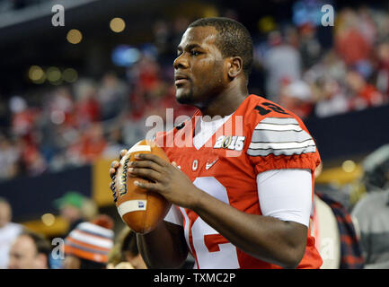 Ohio State Buckeyes quarterback Cardale Jones erwärmt sich auf dem Feld vor dem Spiel gegen die Oregon Enten am College Football Endspiel nationale Meisterschaft, in Arlington, Texas, am 12. Januar 2015. Foto von Kevin Dietsch/UPI Stockfoto