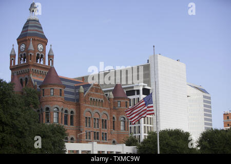 Eine amerikanische Flagge auf Halbmast an der Dealey Plaza in der Innenstadt von Dallas gegenüber der Alten roten Museum am 11. Juli 2016. Große Straßen waren noch am Montag, wie Polizei und FBI conitnue sveral Straßen zu untersuchen nach Micha Xavier Johnson das Feuer eröffnet und tötete mehrere Polizeibeamte am Ende der friedlichen "Schwarze Leben', März und Rally geschlossen. Foto von Chris McGathey/UPI Stockfoto