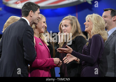 Vizepräsident Joe Biden, der Frau Dr. Jill Biden (R) lacht Gespräch mit republikanischen Vizepräsidenten nominierten Paul Ryan und seine Frau Janna am Abberufungsgesetz Debatte in der Mitte der Hochschule am 11. Oktober 2012 in Danville, Kentucky. UPI/Brian Kersey Stockfoto