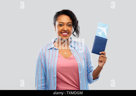 Afrikanische Frau mit Pass und Flugticket Stockfoto