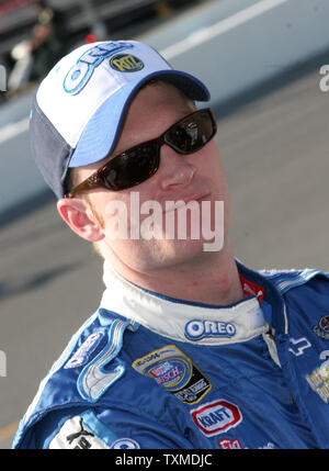 Dale Earnhardt jr geht hinunter Grube Straße zu seinem Auto auf dem Daytona International Speedway in Daytona Beach, Florida, am 17. Februar 2006. (UPI Foto/Martin Fried) Stockfoto