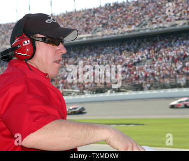 NFL Hall of Fame Quarterback Jim Kelly Uhren, der mit seinem Wagen bei der NASCAR 300 Kissables Hershey in Daytona International Speedway in Daytona Beach, Florida laufen am 18. Februar 2006. (UPI Foto/Martin Fried) Stockfoto