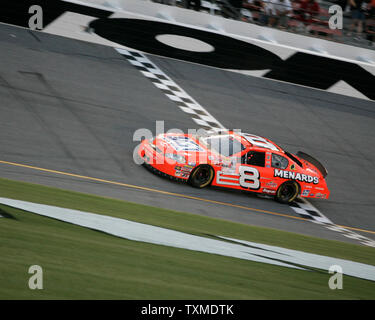 Dale Earnhardt Jr. überquert die Ziellinie und gewann die Winn - Dixie 250 NASCAR Rennen auf dem Daytona International Speedway in Daytona Beach, Florida, am 30. Juni 2006. (UPI Foto/Michael Busch) Stockfoto