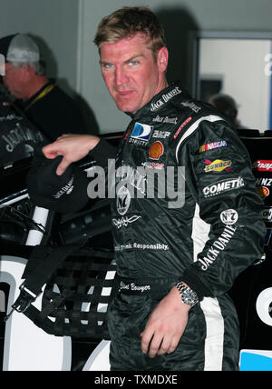 Clint Bowyer wartet in seiner Garage für den Nachmittag Daytona 500 auf dem Daytona International Speedway in Daytona Beach, Florida, am 10. Februar 2007. (UPI Foto/Martin Fried) Stockfoto