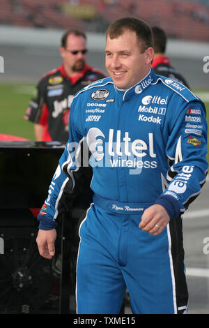 Ryan Newman wartet auf Grubestraße für seine Umdrehung für das Daytona 500 Daytona International Speedway in Daytona Beach, Florida, am 11. Februar 2007 zu qualifizieren. (UPI Foto/Martin Fried) Stockfoto