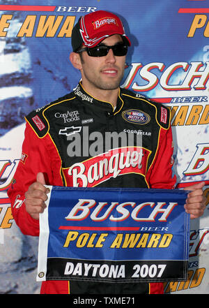 Aric Almirola feiert den Gewinn der Pole Award für die NASCAR Busch Orbitz 300 auf dem Daytona International Speedway in Daytona Beach, Florida, am 16. Februar 2007. (UPI Foto/Martin Fried) Stockfoto