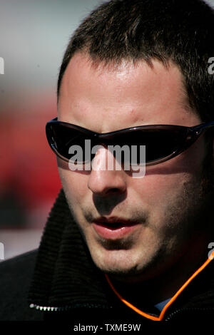 Johnny Sauter darauf wartet, von seinem Auto auf grubestraße vor Beginn der 49th Daytona 500 auf dem Daytona International Speedway in Daytona Beach, Florida, am 18. Februar 2007. (UPI Foto/Tschad Cameron) Stockfoto