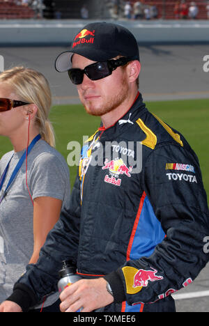 Brian Vickers zu seinem Auto auf Grube Zeile vor dem Qualifying für die NASCAR Nextel Cup Pepsi 400 in Daytona International Speedway in Daytona Beach, Florida am 6. Juli 2007. (UPI Foto/Jeff Daly) Stockfoto