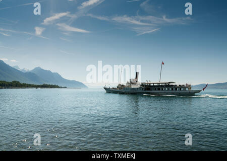 Villeneuve VD/Schweiz - vom 31. Mai 2019: Historische Dampfer'Italie' verlassen den Hafen von Villeneuve am Genfer See an einem schönen Sommertag Stockfoto