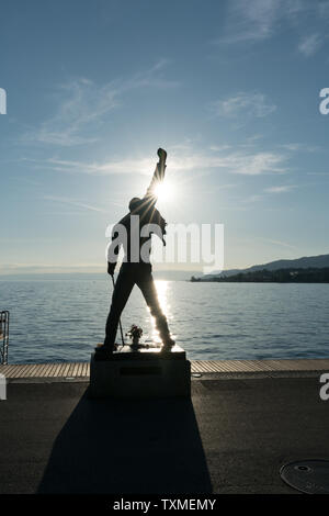 Montreux, VD/Schweiz - vom 31. Mai 2019: Freddie Mercury Memorial Statue am Ufer des Genfer Sees in Montreux bei Sonnenuntergang Stockfoto
