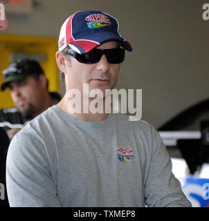 Vier zeit NASCAR Sprint Cup Champion Jeff Gordon wartet in die Garagen für die Praxis für die Daytona 500 Daytona International Speedway in Daytona Beach, Florida am 9. Februar 2008 zu beginnen. (UPI Foto/Chris Gordon) Stockfoto