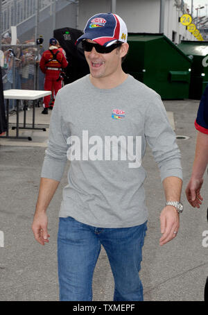 Vier zeit NASCAR Sprint Cup Champion Jeff Gordon Spaziergänge durch die Garagen vor Praxis für die Daytona 500 Daytona International Speedway in Daytona Beach, Florida am 9. Februar 2008 beginnt. (UPI Foto/Chris Gordon) Stockfoto