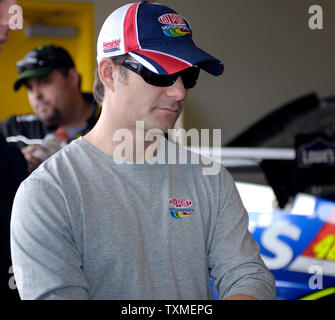 Vier zeit NASCAR Sprint Cup Champion Jeff Gordon wartet in die Garagen für die Praxis für die Daytona 500 Daytona International Speedway in Daytona Beach, Florida am 9. Februar 2008 zu beginnen. (UPI Foto/Chris Gordon) Stockfoto