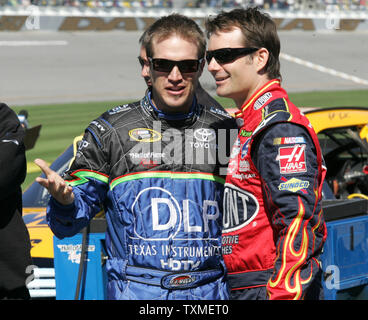 Vier zeit NASCAR Sprint Cup Champion Jeff Gordon (R) und JJ Yeley warten auf Grubestraße für theeir aktivieren für das Daytona 500 Daytona International Speedway in Daytona Beach, Florida, am 10. Februar 2008 zu qualifizieren. (UPI Foto/Martin Fried) Stockfoto