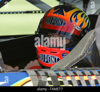 Vier zeit NASCAR Sprint Cup Champion Jeff Gordon wartet auf Grubestraße für seine Umdrehung für das Daytona 500 Daytona International Speedway in Daytona Beach, Florida, am 10. Februar 2008 zu qualifizieren. (UPI Foto/Martin Fried) Stockfoto