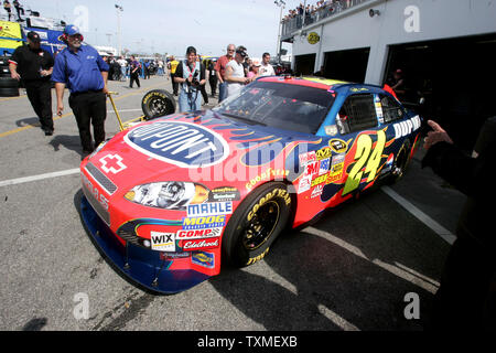 Vier zeit NASCAR Sprint Cup Champion Jeff Gordon Antriebe aus seiner Garage, vor dem Start der Praxis für die Daytona 500 Daytona International Speedway in Daytona Beach, Florida, am 15. Februar 2008. (UPI Foto/Michael Busch) Stockfoto