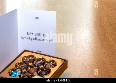 Vatertag Karte auf Holztisch mit einer Schachtel Pralinen. Stockfoto