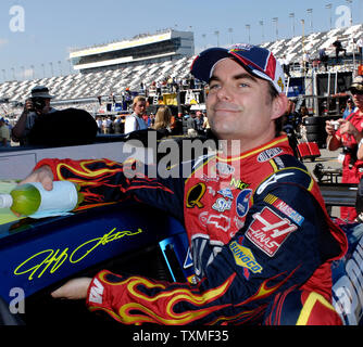 Jeff Gordon klettert aus seinem Auto nach dem letzten Training für die Daytona 500 Daytona International Speedway in Daytona Beach, Florida, am 16. Februar 2008. (UPI Foto/Chris Gordon) Stockfoto