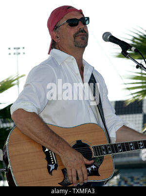 Schauspieler Kevin Costner führt in Konzert in der Fan Zone vor der NASCAR Sprint Cup Coke Zero 400 auf dem Daytona International Speedway in Daytona Beach, Florida am 5. Juli 2008. (UPI Foto/Martin Fried) Stockfoto