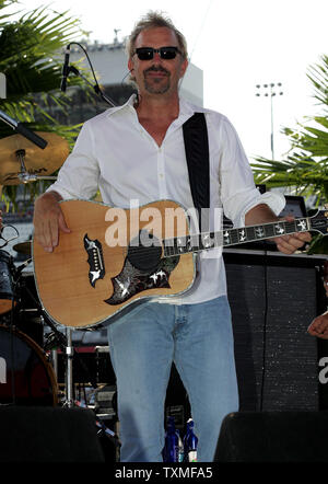 Schauspieler Kevin Costner führt in Konzert in der Fan Zone vor der NASCAR Sprint Cup Coke Zero 400 auf dem Daytona International Speedway in Daytona Beach, Florida am 5. Juli 2008. (UPI Foto/Martin Fried) Stockfoto