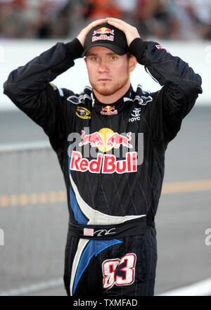Brian Vickers zu seinem Auto nach Treiber Einführungen für die NASCAR Sprint Cup Coke Zero 400 auf dem Daytona International Speedway in Daytona Beach, Florida am 5. Juli 2008. (UPI Foto/Michael Busch) Stockfoto