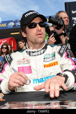 Schauspieler Patrick Dempsey Autogramme vor Beginn der 47th Rolex Serie Rennen auf dem Daytona International Speedway in Daytona Beach, Florida, am 24. Januar 2009. (UPI Foto/Michael Busch) Stockfoto