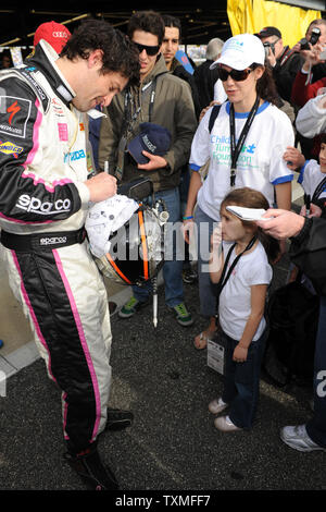 Schauspieler Patrick Dempsey Autogramme vor Beginn der 47th Rolex Serie Rennen auf dem Daytona International Speedway in Daytona Beach, Florida, am 24. Januar 2009. (UPI Foto/Michael Busch) Stockfoto