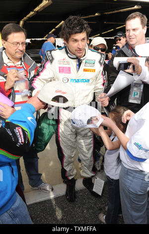 Schauspieler Patrick Dempsey Autogramme vor Beginn der 47th Rolex Serie Rennen auf dem Daytona International Speedway in Daytona Beach, Florida, am 24. Januar 2009. (UPI Foto/Michael Busch) Stockfoto