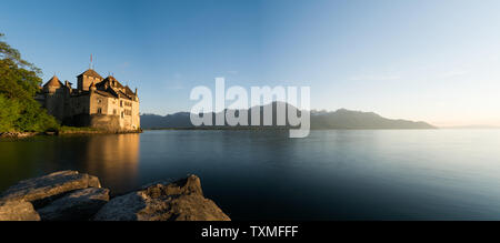 Montreux, VD/Schweiz - vom 31. Mai 2019: Panorama blick auf den Genfer See und das historische Schloss Chillon am Seeufer in der Nähe von Montreux Stockfoto