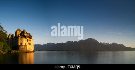 Montreux, VD/Schweiz - vom 31. Mai 2019: Panorama blick auf den Genfer See und das historische Schloss Chillon am Seeufer in der Nähe von Montreux Stockfoto