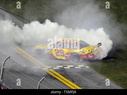 Kevin Harvick feiert den Gewinn der NASCAR Budweiser Shootout bei Daytona International Speedway in Daytona Beach, Florida am 7. Februar 2009. (UPI Foto/Jeff Daly) Stockfoto