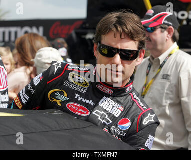 Jeff Gordon steigt in sein Auto auf Pit road für den Start der NASCAR Gatorade Duell #1 Qualifikationsrennen für die Daytona 500 Daytona International Speedway in Daytona Beach, Florida, am 12. Februar 2009. (UPI Foto/Michael Busch) Stockfoto