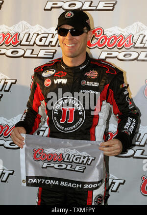 Kevin Harvick feiert den Gewinn der Pol für die NASCAR allgemein Camping World 300 auf dem Daytona International Speedway in Daytona Beach, Florida, am 13. Februar 2009. (UPI Foto/Martin Fried) Stockfoto