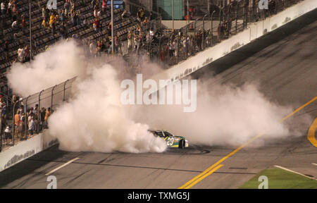 Clint Bowyer feiert den Gewinn der NASCAR Nationwide Series u Jalapeno 250 auf dem Daytona International Speedway in Daytona Beach, Florida am 3. Juli 2009. (UPI Foto/Martin Fried) Stockfoto