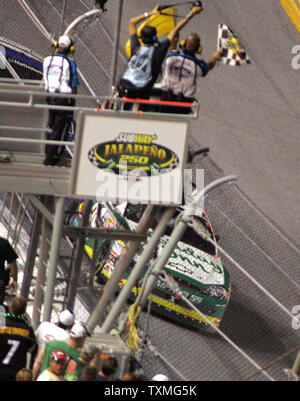 Clint Bowyer nimmt die Zielflagge, Gewinnen der NASCAR Nationwide Series u Jalapeno 250 auf dem Daytona International Speedway in Daytona Beach, Florida am 3. Juli 2009. (UPI Foto/Martin Fried) Stockfoto